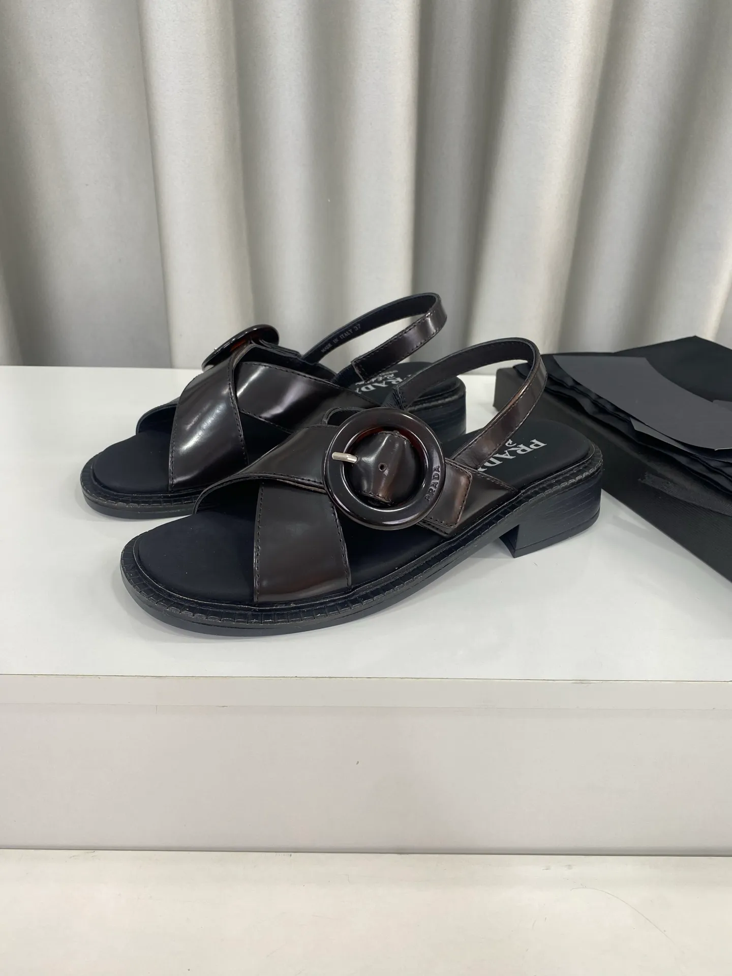 💕💕Factory direct selling price p500💕💕 Prada 25ss spring and summer new style cross thick heel sandals ☑️ Many Internet celebrity fashion bloggers are planting grass. Summer must-have sandals. Retro fashionable and avant-garde soles with uppers make the whole pair of shoes light and comfortable. Satisfy the various choices of fashionable people of different styles. The upper feet are very comfortable. The iconic metal triangle logo matches the shape of ancient beach sandals. Every design is fashionable ▪Upper: Made of original imported cow patent leather ▪Inner foot pads: sheepskin ▪Sole: Original customized rubber outsole ▪Size: 35-40 (customized for 40 yuan, non-refundable)